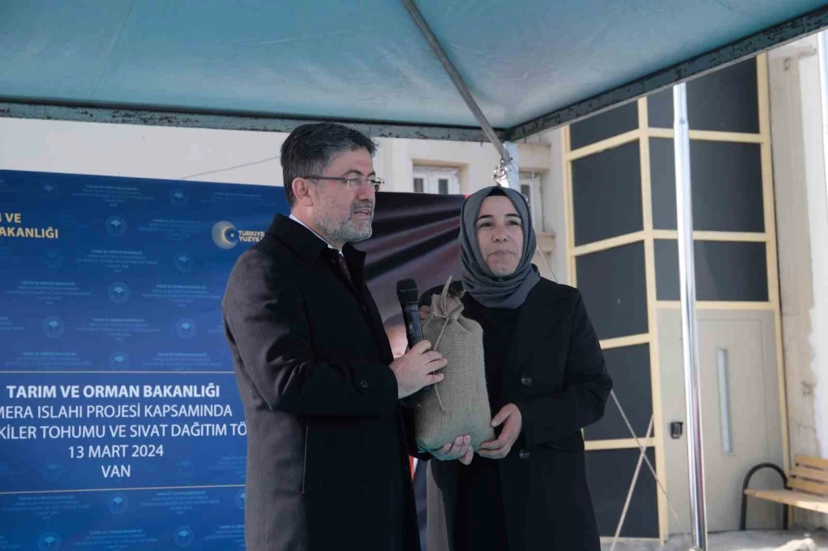 Bakan Yumaklı, Vanlı çiftçilere tohum dağıttı
