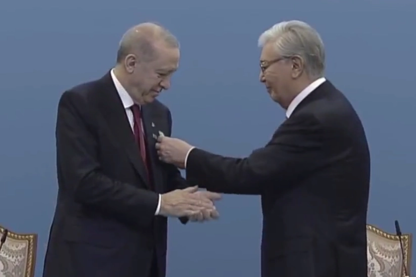 Erdoğan’a Astana’da Hoca Ahmet Yesevi Nişanı Takdim Edildi